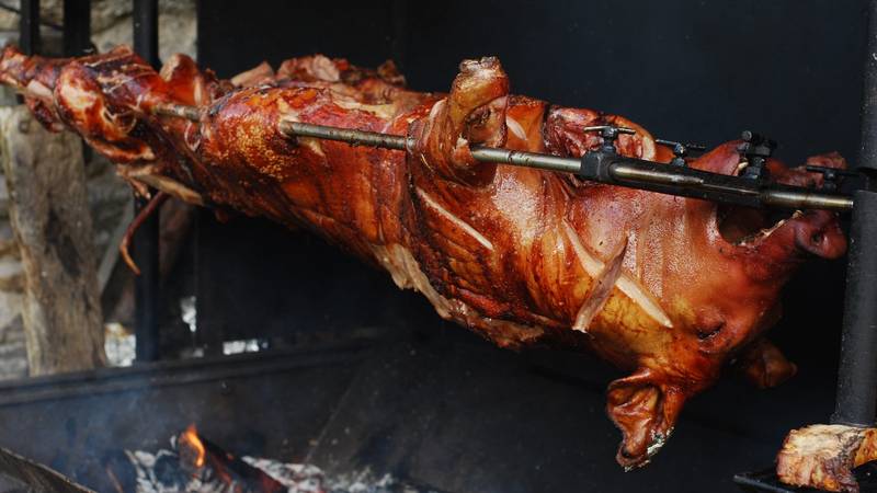 Kako speći savršen odojak na ražnju? Ključna je količina soli i žeravica bez previše dima...