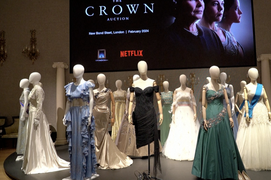 Kostimi, scenografije i rekviziti 'Krune' izlažu se prije aukcije