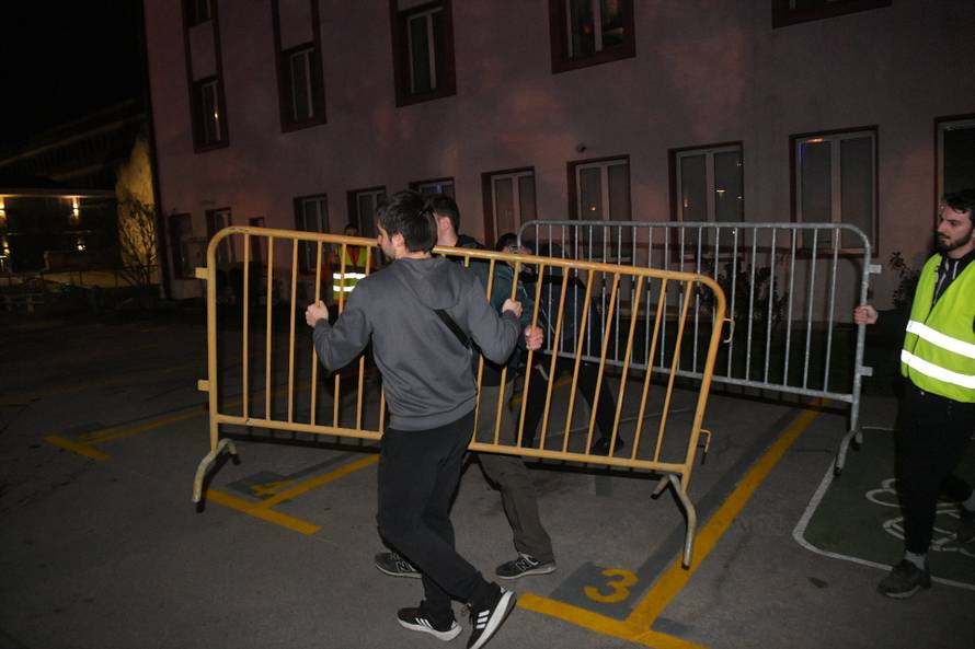 FOTO Zajedništvo na putu do Beograda! Student nosi kolegicu na leđima: 'Stiže Niš'