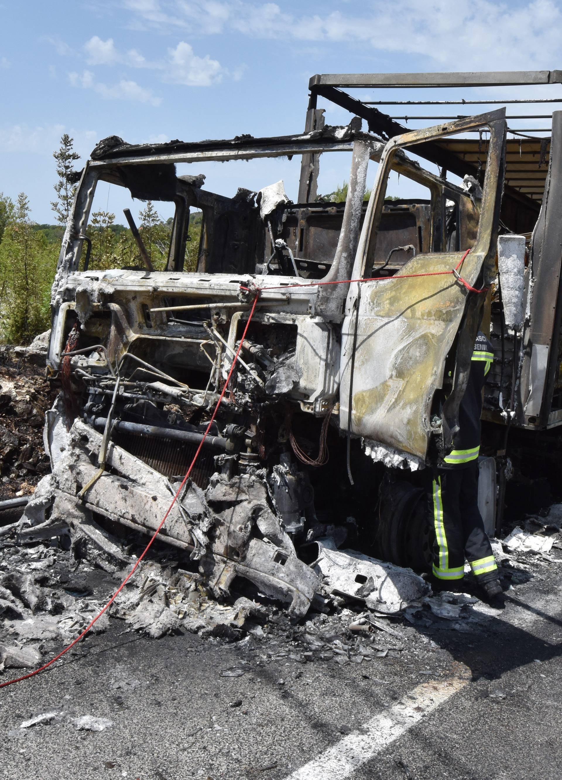 Požar kraj Šibenika: Tegljač je planuo zbog kvara na motoru