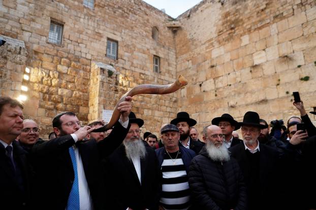 Jewish worshippers take part in a prayer for those affected by the coronavirus at the Western Wall in Jerusalem