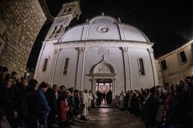 Jelsa: Ispraćaj jelšanskog križa i početak procesije "Za križen"