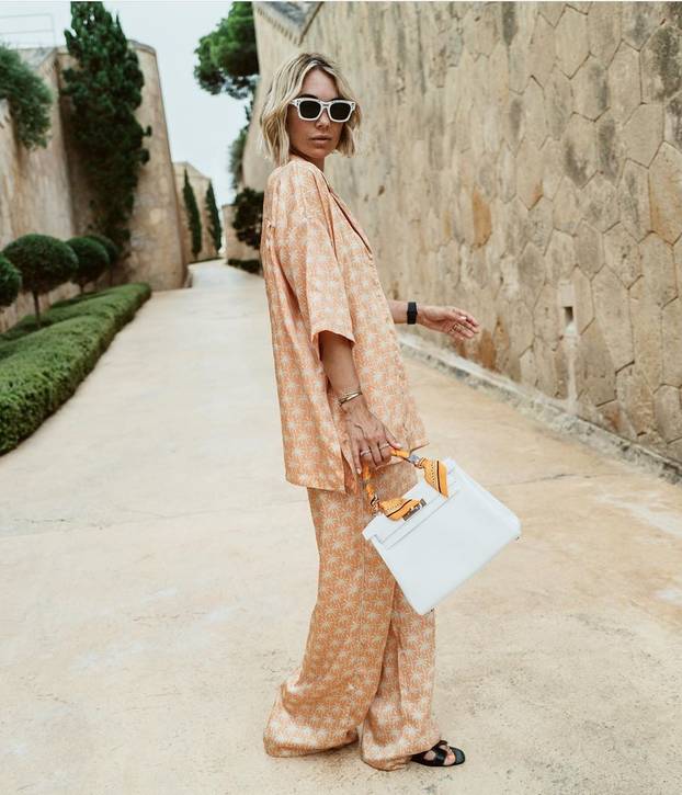 Kao iz kreveta: Saten u boji marelice od glave do pete