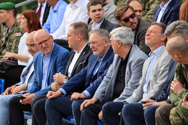 Zagreb: Dan državnosti obilježen pokaznim vježbama Hrvatske vojske i policije te prigodnim letačkim programom na kojem je sudjelovao Predsjednik Vlade Andrej Plenković i članovi Vlade