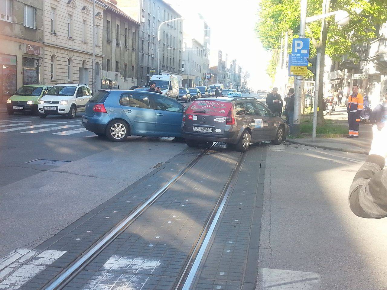 Još jedna nesreća na Kvatriću, sudarili se osobni auto i taksi