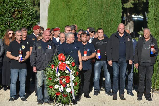 Zadar: Na Gradskom groblju upaljene svijeće i položeni vijenci povodom Dana obrane Grada Zadra