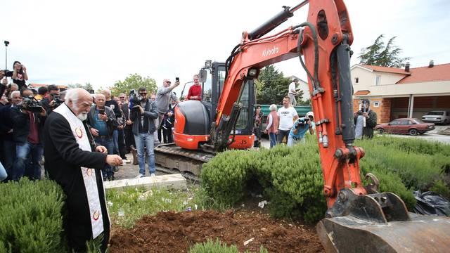 Imotski: Don Ivan Turi? poloio kamen temeljac   za budu?i spomenik Mercedesu