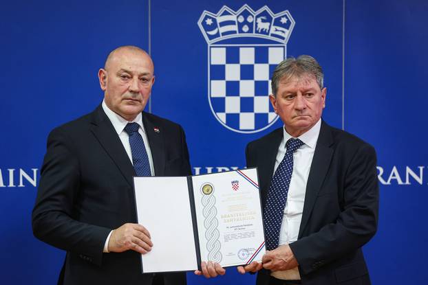 Zagreb: Ministar Tomo Medved uru?io je braniteljske zahvalnice postrojbama iz Domovinskog rata