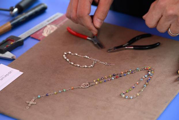 Zagreb: U okviru akcije "Majstori održivosti - sačuvaj, ne bacaj!" povodom Dana planeta Zemlje, obrtnici besplatno popravljali stvari