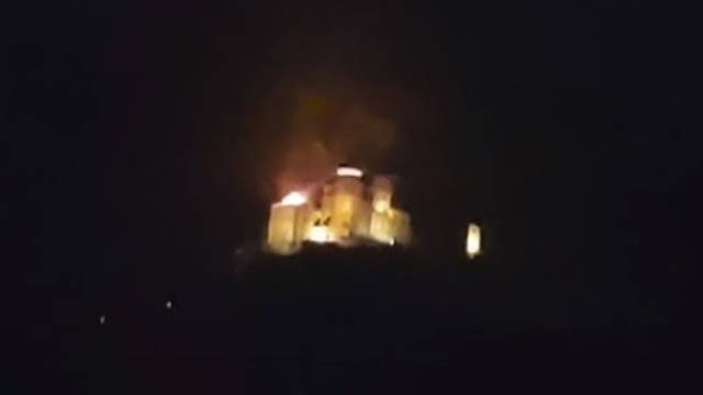 U požaru je oštećen samostan iz Eccova romana 'Ime ruže'