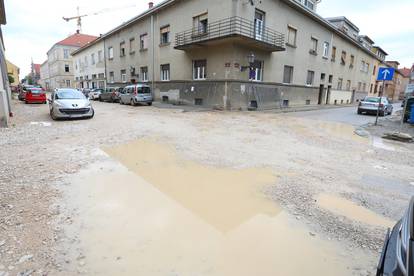 FOTO Blatnjave lokve po centru Karlovca: Kiša napunila ulice na Zvijezdi na kojoj traju radovi