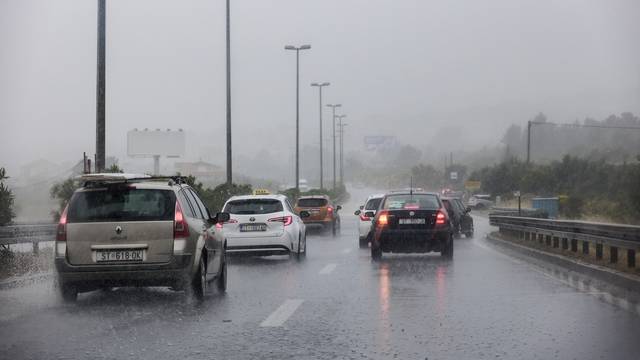 Kaštela: Poplavljene prometnice nakon obilne kiše