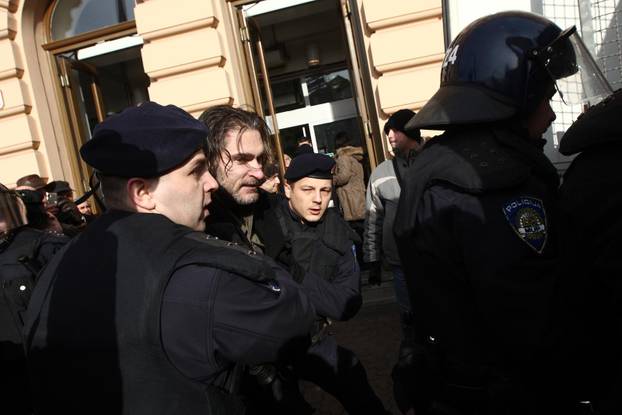 ARHIVA: Zagreb: Na prosvjedu protiv EU policija grubo privela nekolicinu prosvjednika