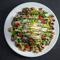 Uzbudljiva toplo-hladna salata s piletinom i šampinjonima