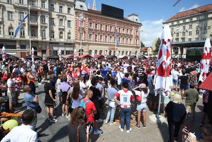 Sve je u kockicama: Pogledajte navijanje u Zagrebu i Splitu