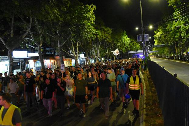 Niš: Ispred Osnovnog suda održan je prosvjed podrške pod nazivom "Svi smo mi Nikolina"