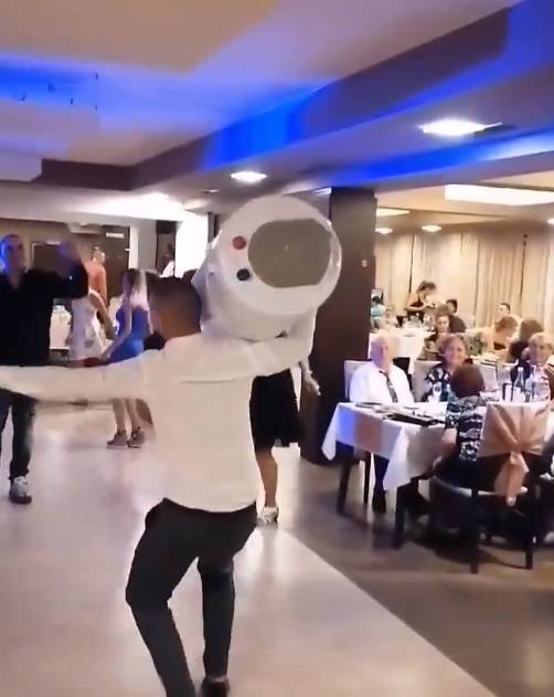 Video sa svadbe u Srbiji postao hit: Kum nosio bojler na ramenu
