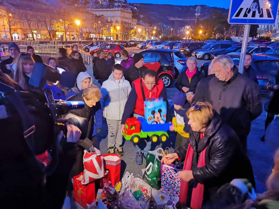 Mališanima u Glini ipak stižu darovi, prikupili ih dobri ljudi