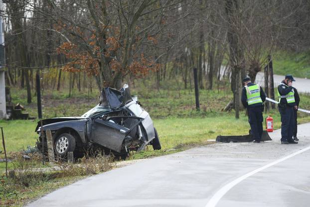 Kozarevac: Vozačica poginula u prometnoj nesreći, automobil se obavio oko stabla