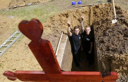 Bizarno: Grobari u Mađarskoj odmjerili snage u kopanju rupa
