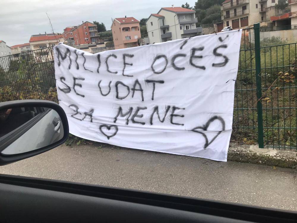 Neobična prosidba na Badnjak, razvio transparent u Strožancu: Milice, hoćeš li se udati za mene