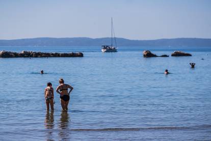 Fotogalerija s hrvatskih plaža: Diljem obale i dalje se kupaju