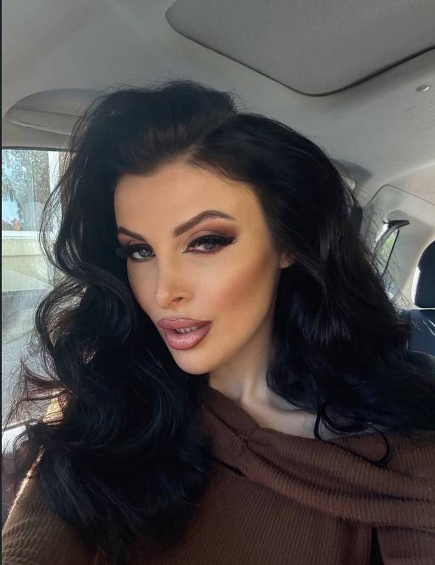 FOTO 'Svi misle da sam glupa jer poziram gola, a završila sam studij na Harvardu!'