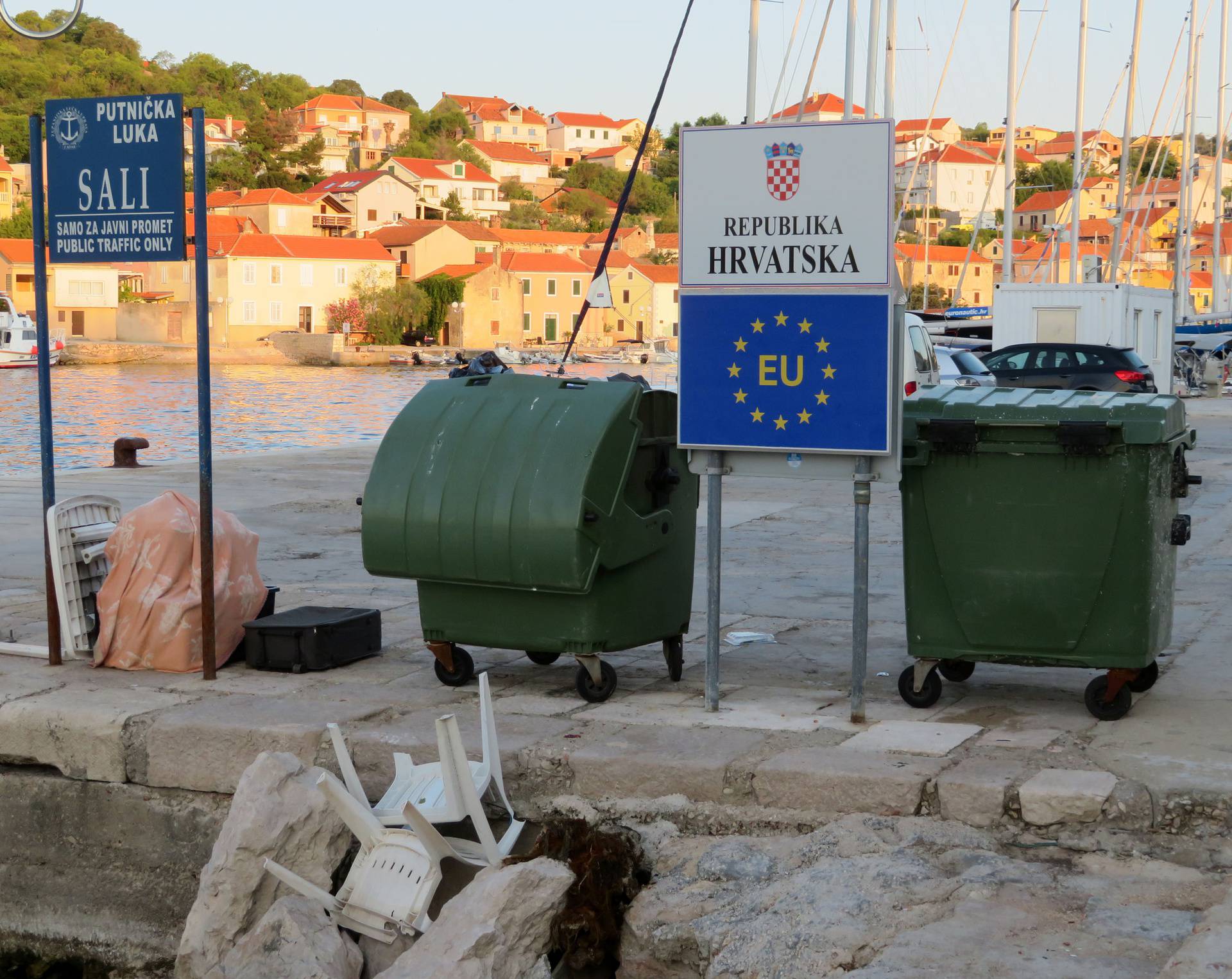 I ono malo turista što dolazi, Sali dočekuje zatrpan smećem