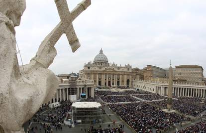 Polio se benzinom i zapalio na Trgu svetog Petra u Vatikanu