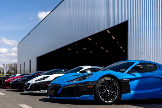 Rimac Nevere parkirane ispred Rimac kampusa u Kerestincu povodom Trilblazers Toura