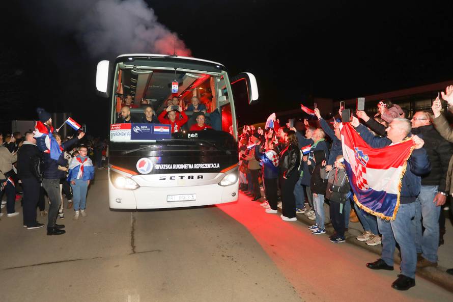 Brojni Karlov?ani pozdravili rukometaše na putu za Zagreb