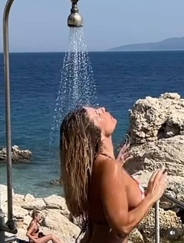 FOTO Mama Renata zatresla bokovima i očarala sve: Ovako je zaplesala u bikiniju na plaži
