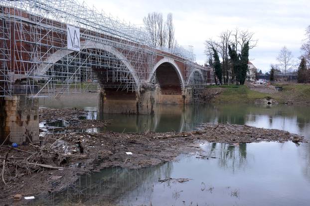 Sisak: Naplavine granja u Kupi kod Starog mosta
