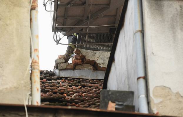 Zagreb: Vatrogasci čiste krov u Kamaufovoj ulici