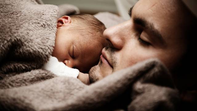 Nova direktiva EU: Očevi idu na porodiljni barem 10 dana
