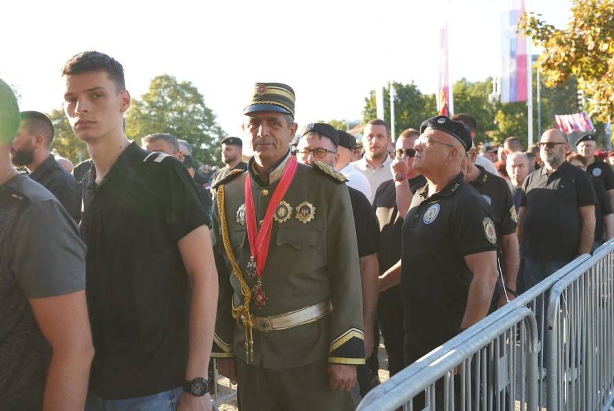 Beograd: Brojni građani došli odati počast ratnom zločincu Ratku Mladiću