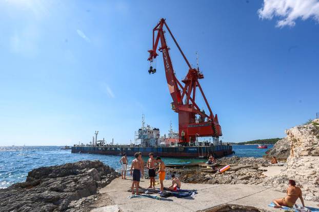 Pula: Na Zlatnim stijenama uklonjen kamion za smeće koji je otklizao u more