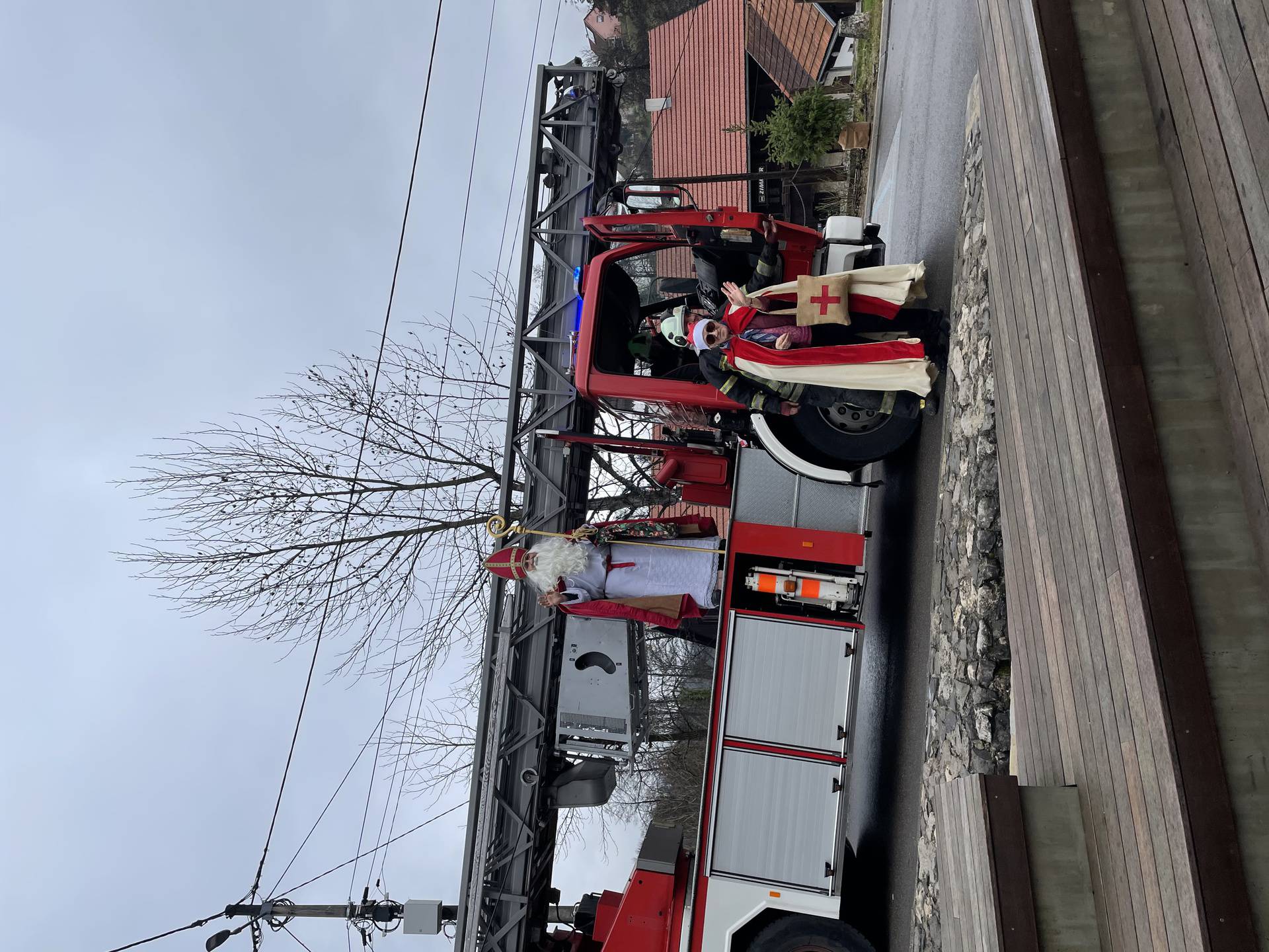 Slunjski Sveti Nikola dolazi djeci na vatrogasnim kolima: 'To smo uveli u koroni, a sad je tradicija'