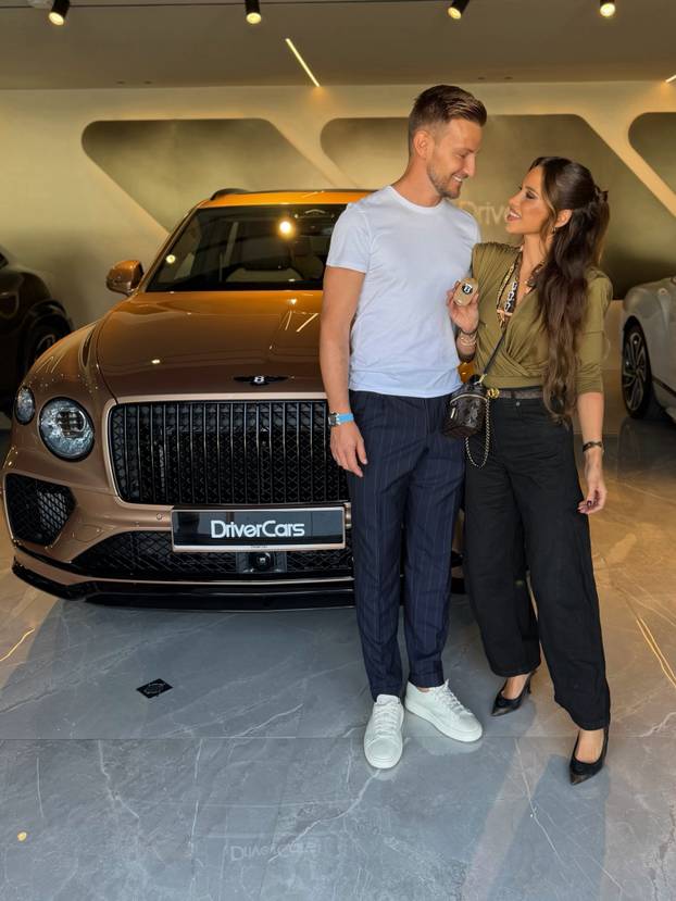 FOTO Raquel Mauri ima novu zvijer od 300.000 eura? U Bentleyju se ljubila s Rakitićem
