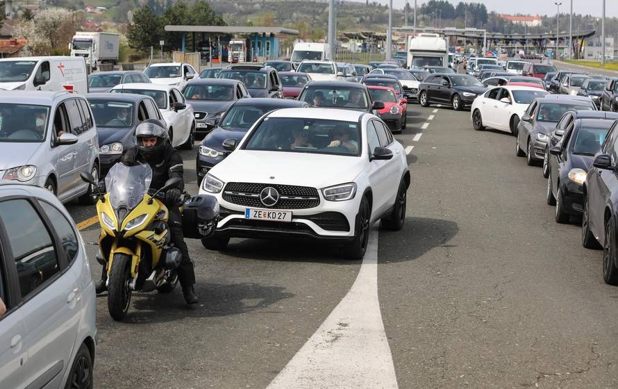 Gužve na granicama, na Bregani čekali i do dva sata u kolonama