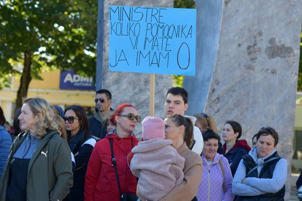 Knin: Prosvjed roditelja zbog ukidanja pomo?nika u nastavi 