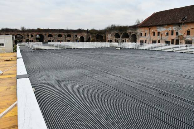 FOTO Slavonski Brod oblači svoje božićno ruho: Priprema grada za blagdansko ozračje