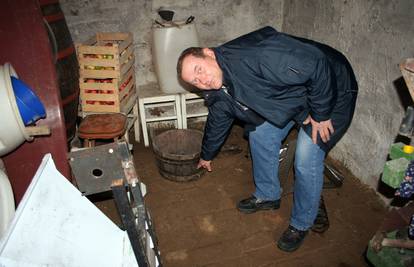 Panika kod Koprivnice: Lopovi kradu bačve, a vino prolijevaju