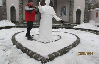 Papa u Lukavcu: Za deset sati je napravio snježnog Franju