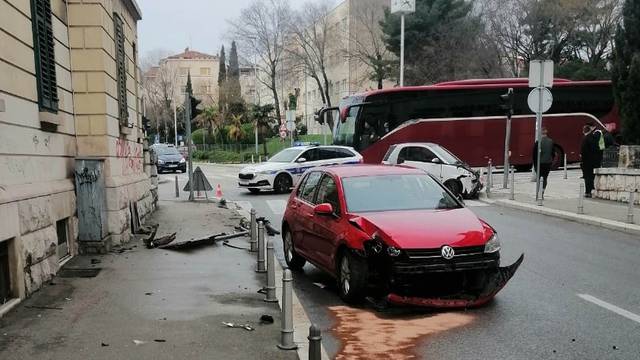 Sudar u centru Splita: Jedan teško ozlijeđen u sudaru dva auta, policija traži očevice