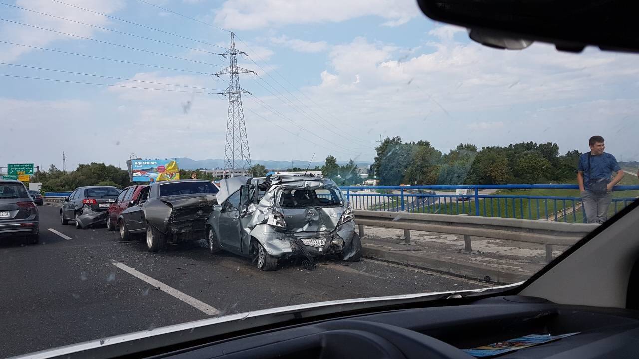 U lančanom sudaru pet auta i kamiona dvoje ljudi ozlijeđeno