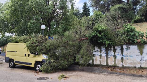 FOTO Split kao nakon tornada! Ovo je prognoza za danas: Za tri regije upalili alarm zbog oluje