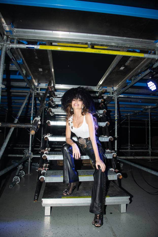 FOTO U prozirnoj mini haljini Seve pozirala pored pisoara i svima poručila: Nije krivi WC