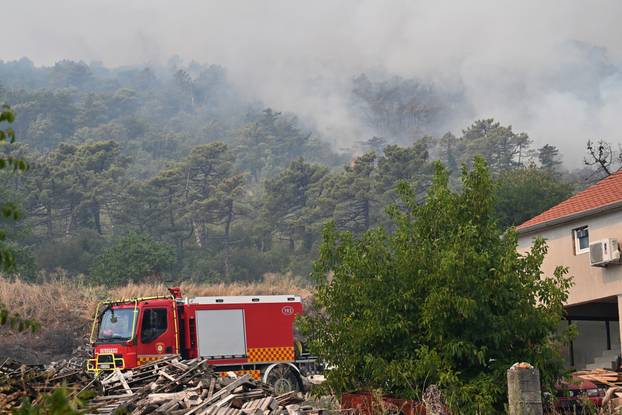 FOTO Kanaderi cijeli dan u akciji: Pogledajte kako gase požare diljem Dalmacije