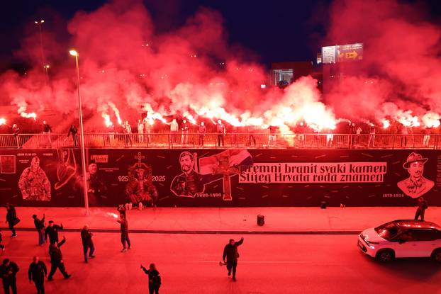 Split: Torcida i HOS zapalili bengalke povodom 35. obljetnice HOS-a